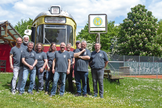 Bogensportabteilung mit einheitlichen Tshirts vor der Straßenbahn auf dem WVV Sportgelände