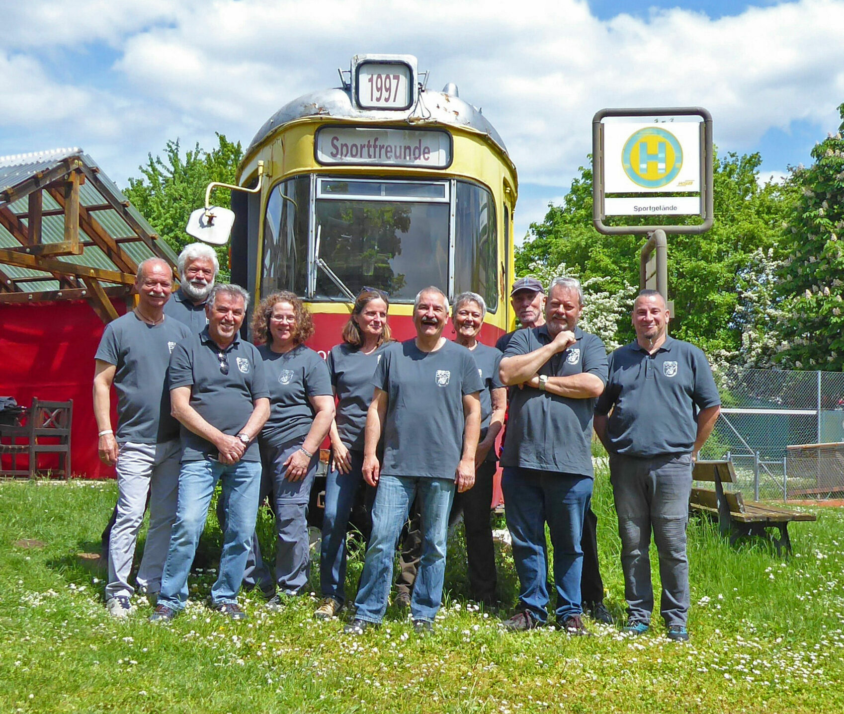 Bogensportabteilung mit einheitlichen Tshirts vor der Straßenbahn auf dem WVV Sportgelände